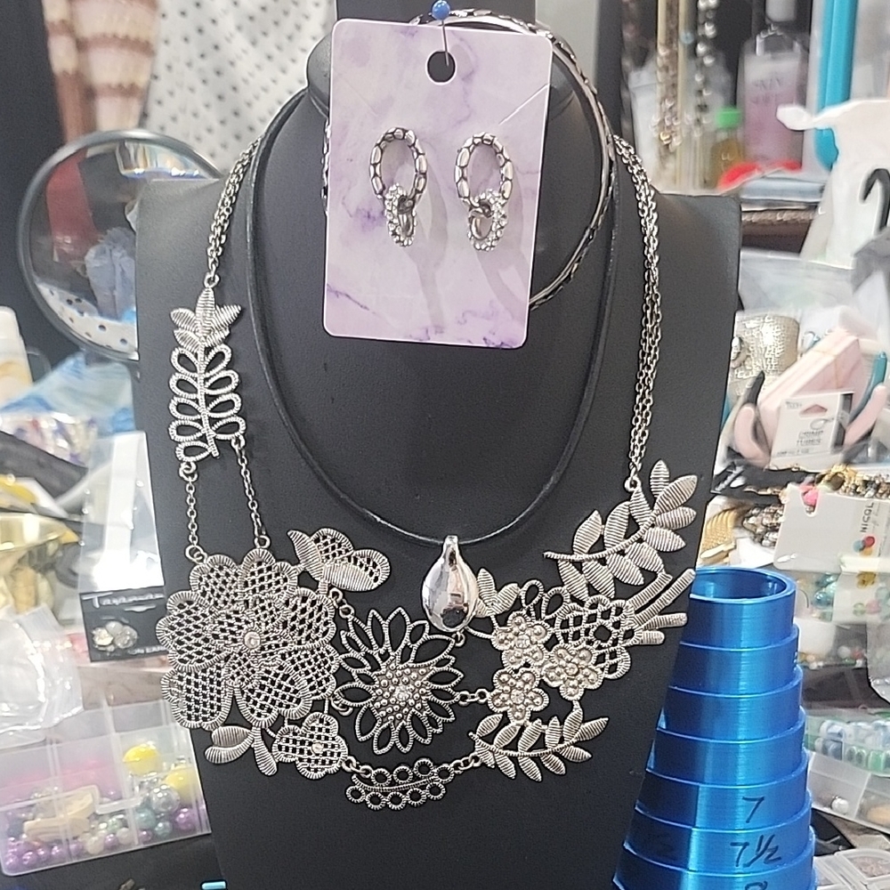 #6. Elegant Silver Floral Necklace and Earring Set Of 4